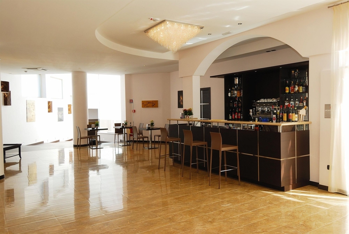 Imagen del bar/restaurante del Hotel For You, Olbia. Foto 3