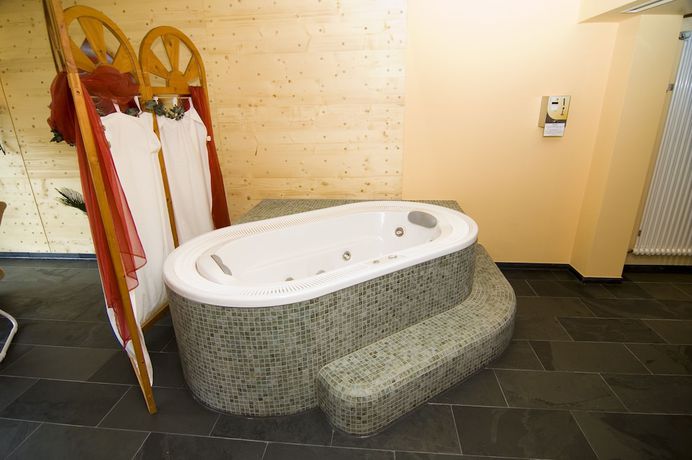 Imagen de la piscina del Hotel Forellenhof, Bundenbach. Foto 16