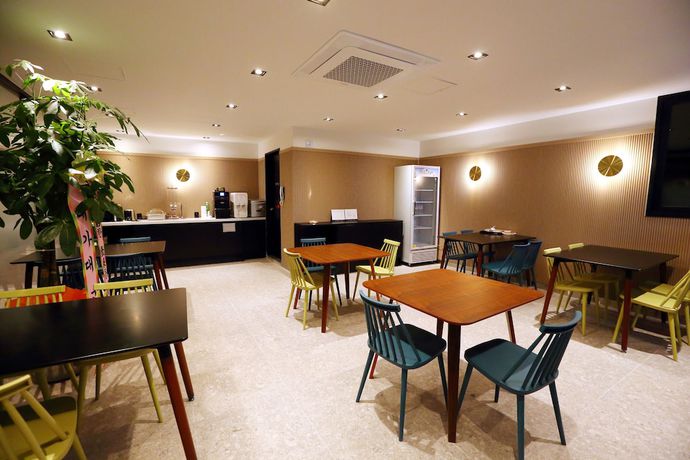 Imagen de los interiores del Hotel Forest 701. Foto 19