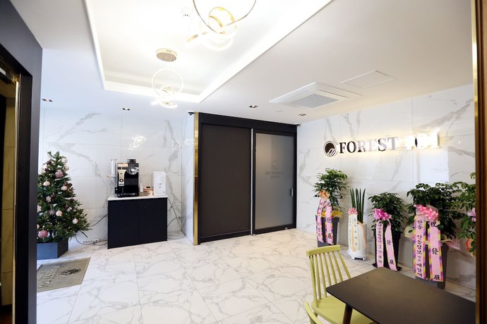 Imagen de los interiores del Hotel Forest 701. Foto 20