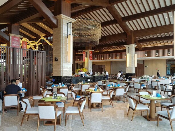 Imagen del bar/restaurante del Hotel Forest City Golf. Foto 17