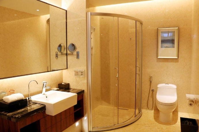 Imagen de la habitación del Hotel Forest City Marina. Foto 15