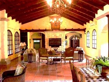 Imagen de los interiores del Hotel Forest Hills Suites. Foto 8