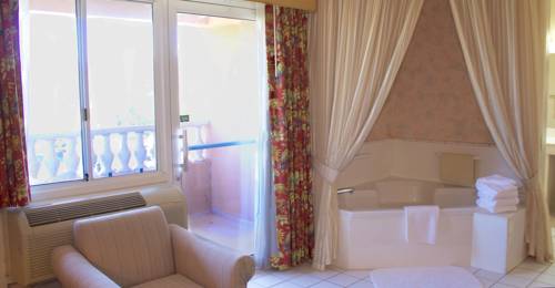 Imagen de la habitación del Hotel Forest Villas. Foto 3