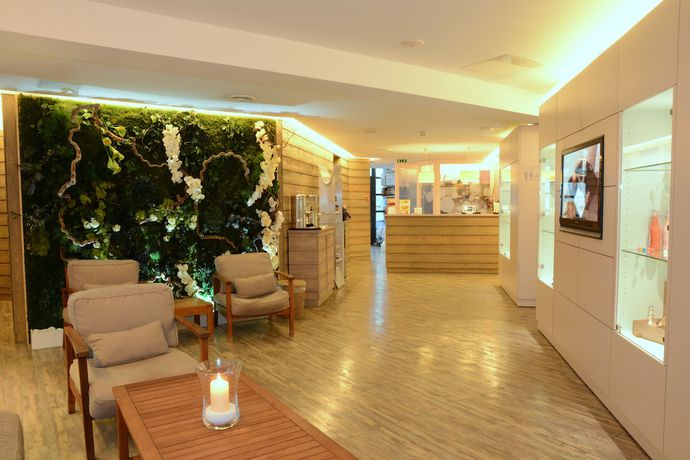 Imagen de la piscina del Hotel Forges. Foto 16