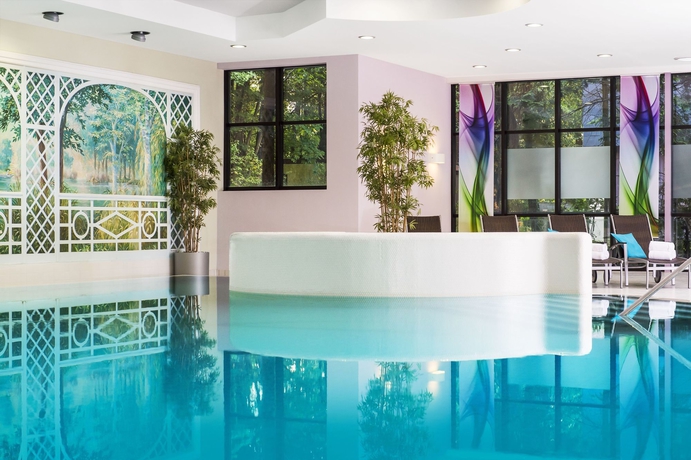 Imagen de la piscina del Hotel Forsthaus Nürnberg Fürth. Foto 16