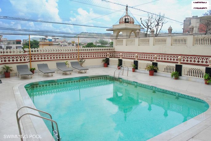 Imagen de la piscina del Hotel Fort Chandragupt Jaipur. Foto 17