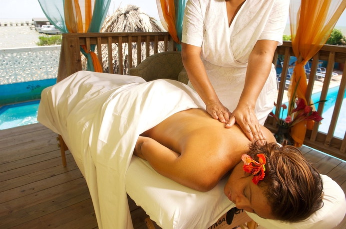 Imagen de la piscina del Hotel Fort George Hotel and Spa Belize. Foto 11