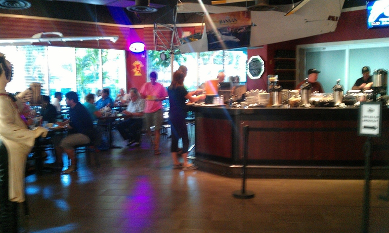 Imagen del bar/restaurante del Hotel Fort Lauderdale Grand. Foto 4