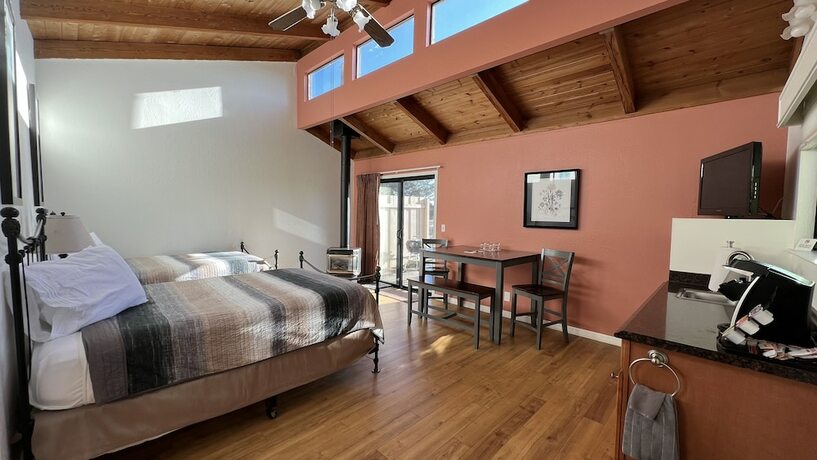 Imagen de la habitación del Hotel Fort Ross Lodge. Foto 17