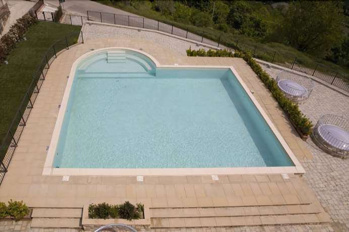 Imagen de la piscina del Hotel Fortebraccio. Foto 17