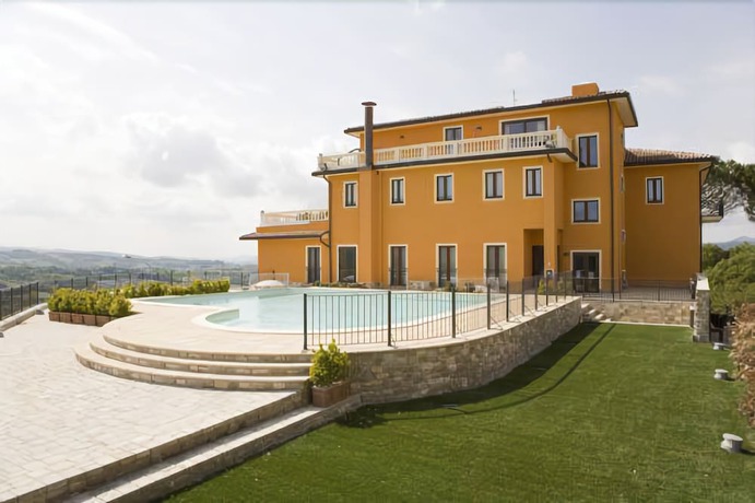 Imagen de la piscina del Hotel Fortebraccio. Foto 18