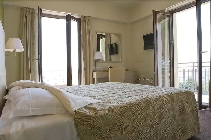 Imagen de la habitación del Hotel Fortebraccio. Foto 9