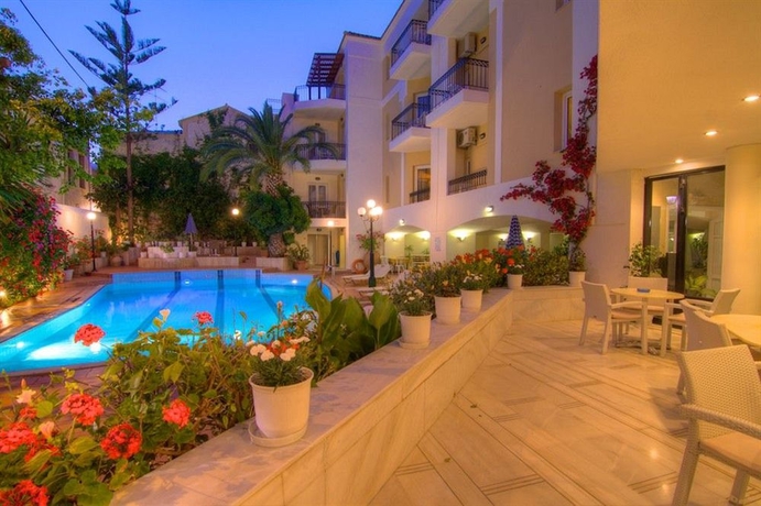 Imagen de la piscina del Hotel Fortezza, Rethymnon. Foto 14