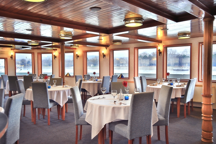 Imagen del bar/restaurante del Hotel Fortuna Boat. Foto 6