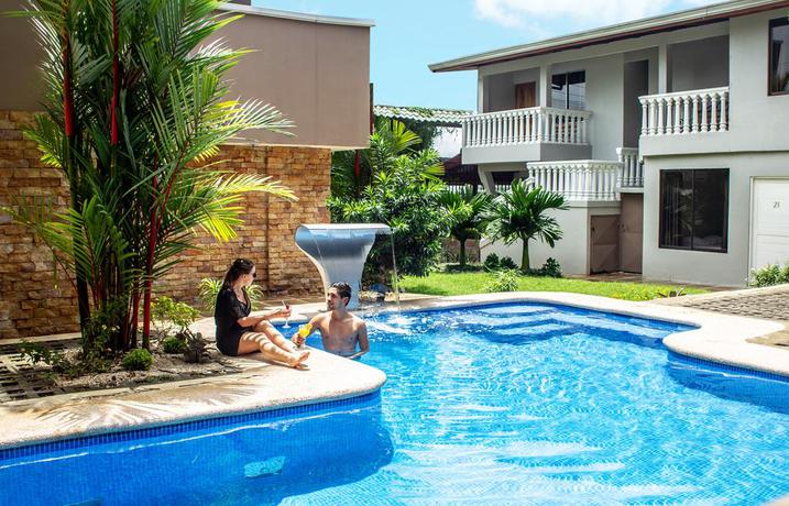 Imagen de la piscina del Hotel Fortuna Downtown. Foto 7