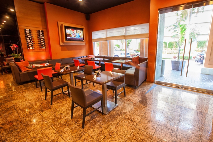 Imagen del bar/restaurante del Hotel Fortune House Suites. Foto 2