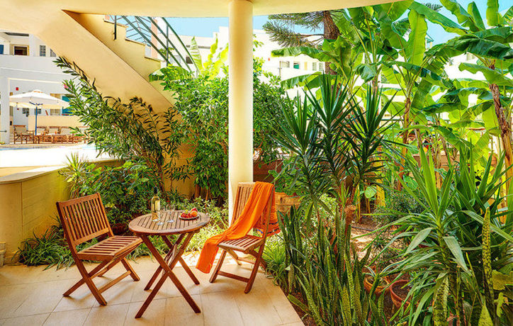 Imagen de los exteriores del Hotel Forum Suites. Foto 10