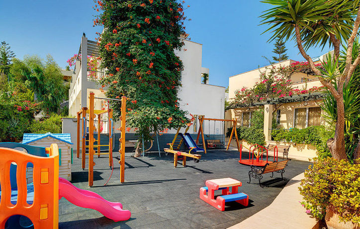 Imagen de los exteriores del Hotel Forum Suites. Foto 11