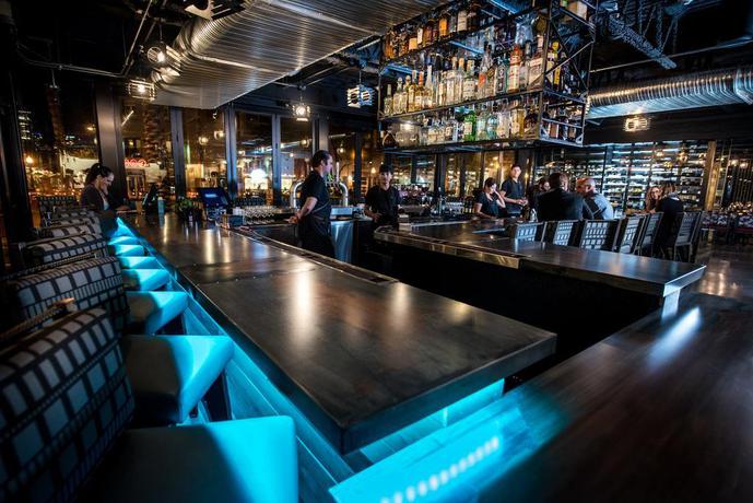 Imagen del bar/restaurante del Hotel Found Re Phoenix. Foto 2