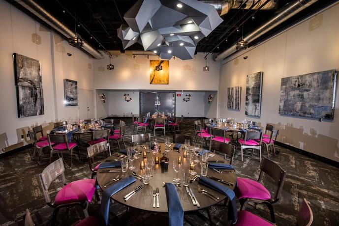 Imagen del bar/restaurante del Hotel Found Re Phoenix. Foto 3