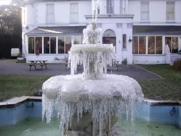 Imagen de los exteriores del Hotel Fountain Court. Foto 12