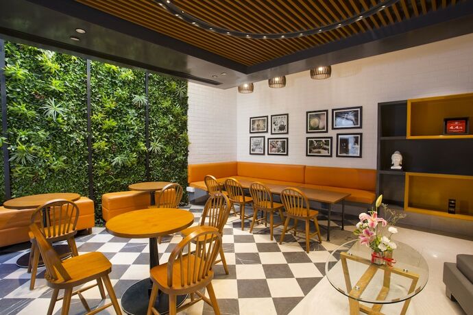 Imagen del bar/restaurante del Hotel Fountain Tree By Tgi. Foto 13