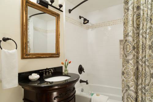 Imagen de la habitación del Hotel Four Chimneys Inn. Foto 12