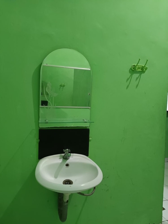 Imagen de la habitación del Hotel Four Hostel Bandar Lampung. Foto 9