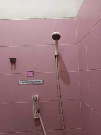 Imagen de la habitación del Hotel Four Hostel Bandar Lampung. Foto 13