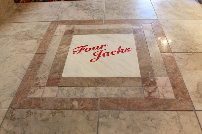 Imagen de los interiores del Hotel Four Jacks And Casino. Foto 5