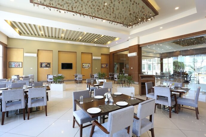 Imagen del bar/restaurante del Hotel Four Leaf Service Suites. Foto 14