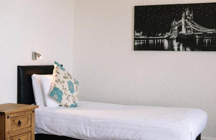 Imagen de la habitación del Hotel Four Oaks. Foto 8