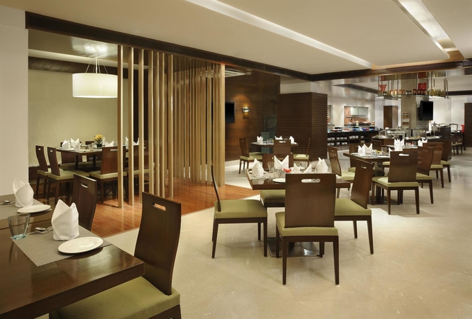 Imagen del bar/restaurante del Hotel Four Points By Sheraton Ahmedabad. Foto 4