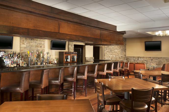 Imagen del bar/restaurante del Hotel Four Points By Sheraton Asheville Downtown. Foto 4