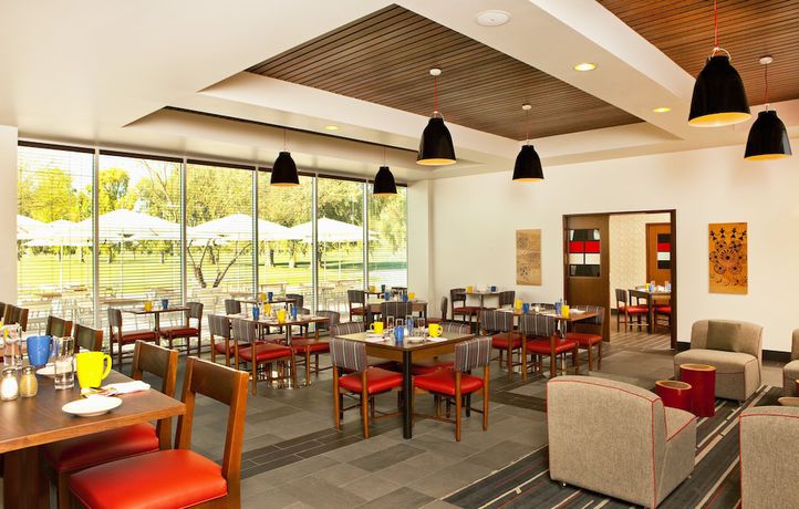 Imagen del bar/restaurante del Hotel Four Points By Sheraton At Phoenix Mesa Gateway Airport. Foto 3