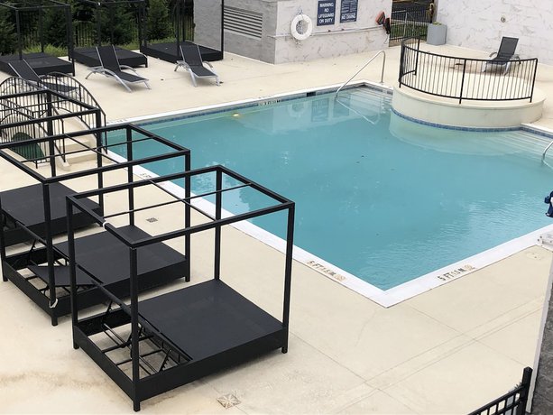Imagen de la piscina del Hotel Four Points By Sheraton Atlanta Airport West. Foto 12