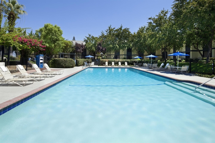 Imagen de la piscina del Hotel Four Points By Sheraton Bakersfield. Foto 13