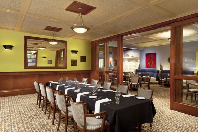 Imagen del bar/restaurante del Hotel Four Points By Sheraton Bakersfield. Foto 4