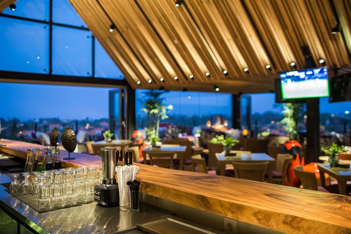 Imagen del bar/restaurante del Hotel Four Points By Sheraton Bali Seminyak. Foto 2