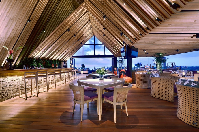 Imagen del bar/restaurante del Hotel Four Points By Sheraton Bali Seminyak. Foto 3