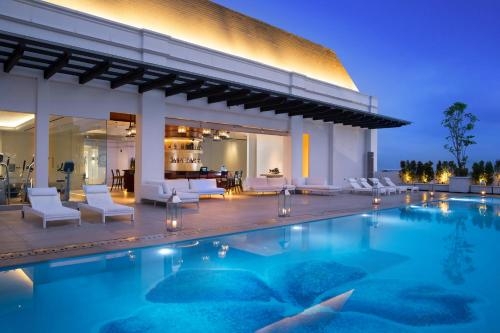 Imagen de la piscina del Hotel Four Points By Sheraton Bandung. Foto 8