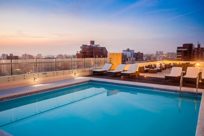 Imagen de la piscina del Hotel Four Points By Sheraton Barranquilla. Foto 10