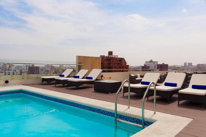 Imagen de la piscina del Hotel Four Points By Sheraton Barranquilla. Foto 11