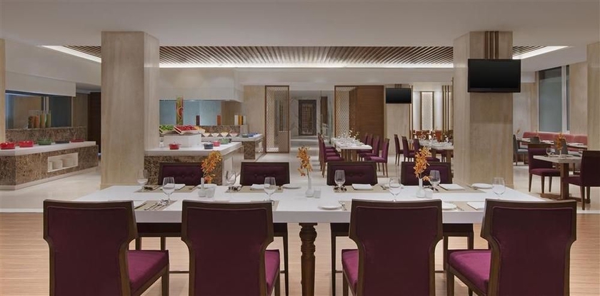 Imagen del bar/restaurante del Hotel Four Points By Sheraton Bengaluru, Whitefield. Foto 3