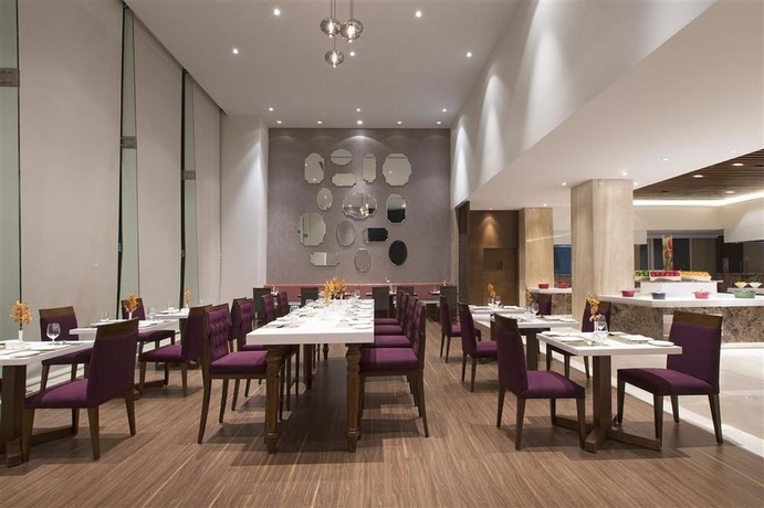 Imagen del bar/restaurante del Hotel Four Points By Sheraton Bengaluru, Whitefield. Foto 4