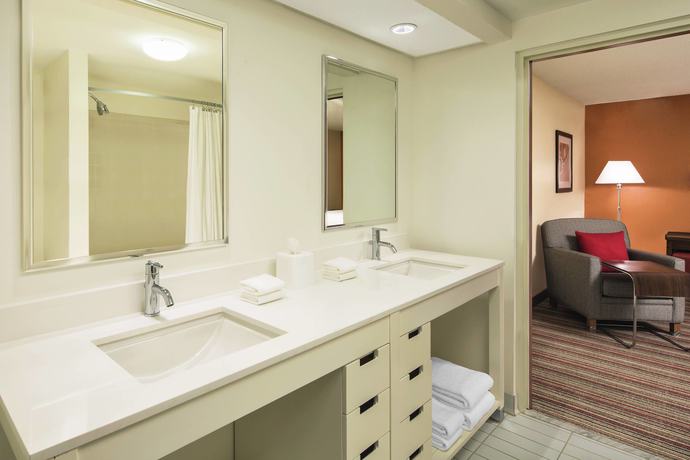 Imagen de la habitación del Hotel Four Points By Sheraton Bentonville. Foto 5