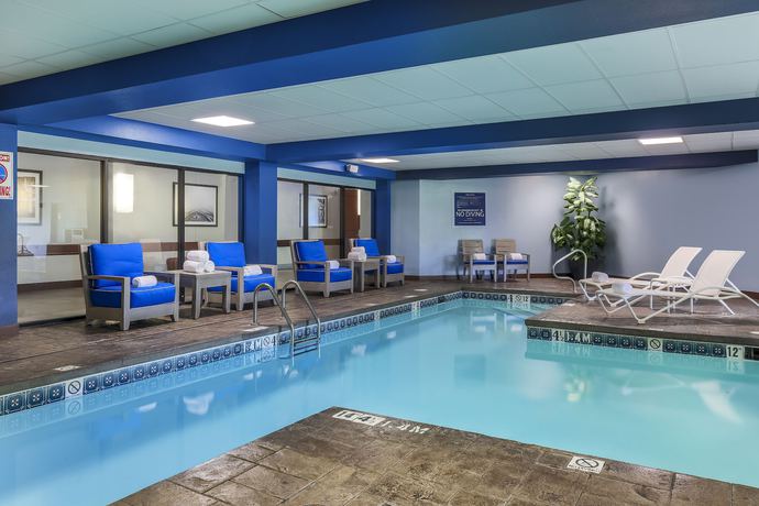 Imagen de la piscina del Hotel Four Points By Sheraton Bentonville. Foto 17