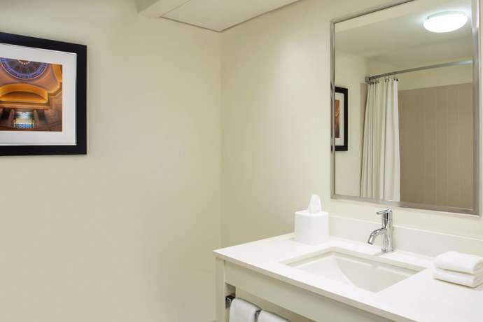 Imagen de la habitación del Hotel Four Points By Sheraton Bentonville. Foto 6