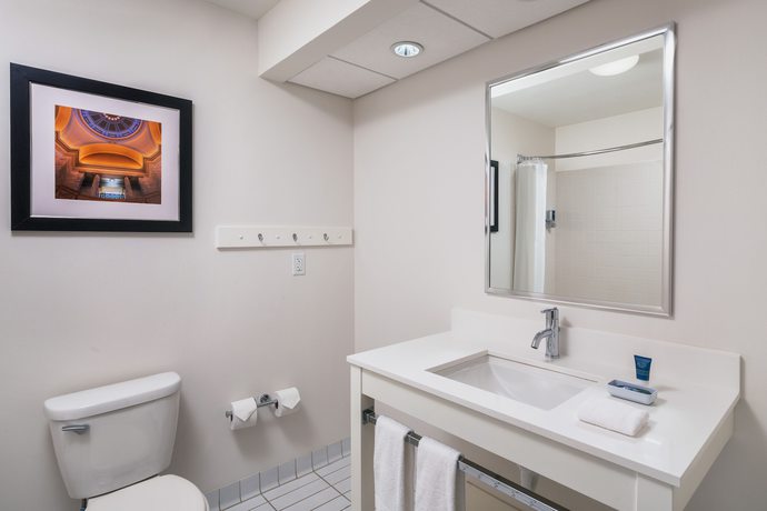 Imagen de la habitación del Hotel Four Points By Sheraton Bentonville. Foto 11